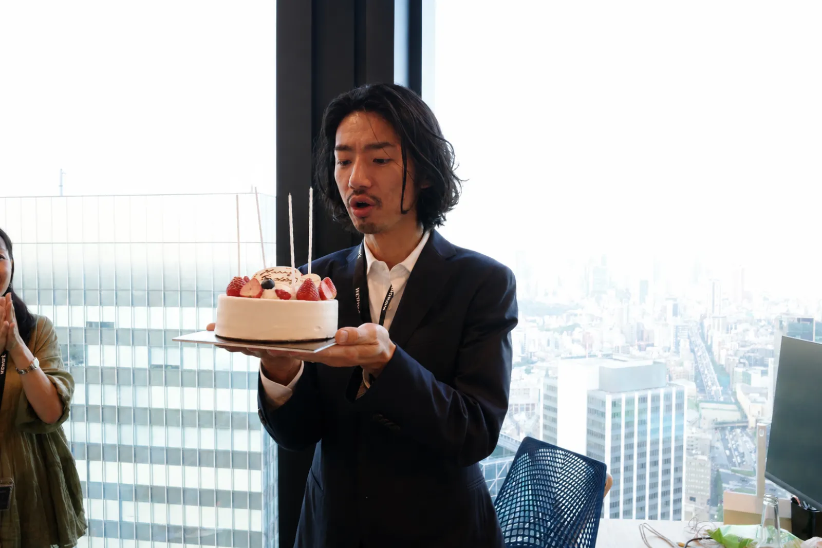 撮影後、誕生日ケーキを持つ芹川さん